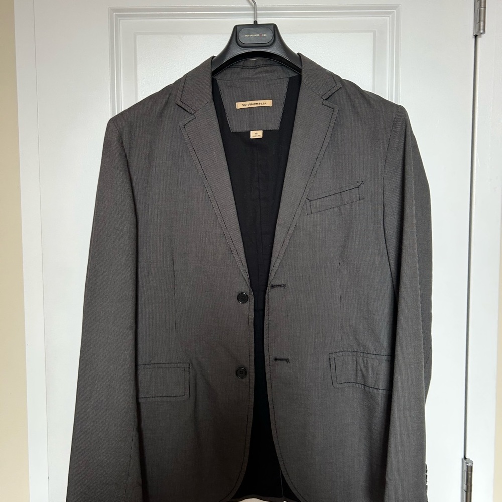 John Varvatos men’s lightweight fully lined sport jacket Slight gray pinstripe